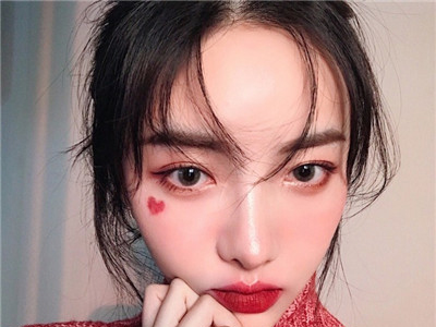 实用的女生不经意小动作,轻松打动他的心!