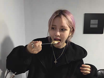 男生掩饰喜欢一个女生是什么心理?男生非常维护女生是喜欢她吗?