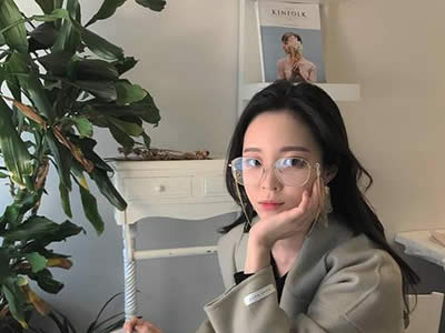 男生挡着女生路啥意思?男生故意回头看我是喜欢我吗?