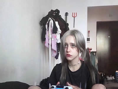 男生挡着女生路啥意思?男生喜欢女生会故意刁难女生吗?